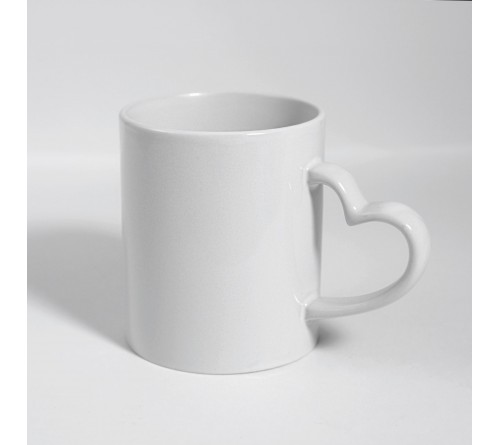 Кружка белая, с фигурной ручкой сердце белая внутри и ручка стандарт 330мл